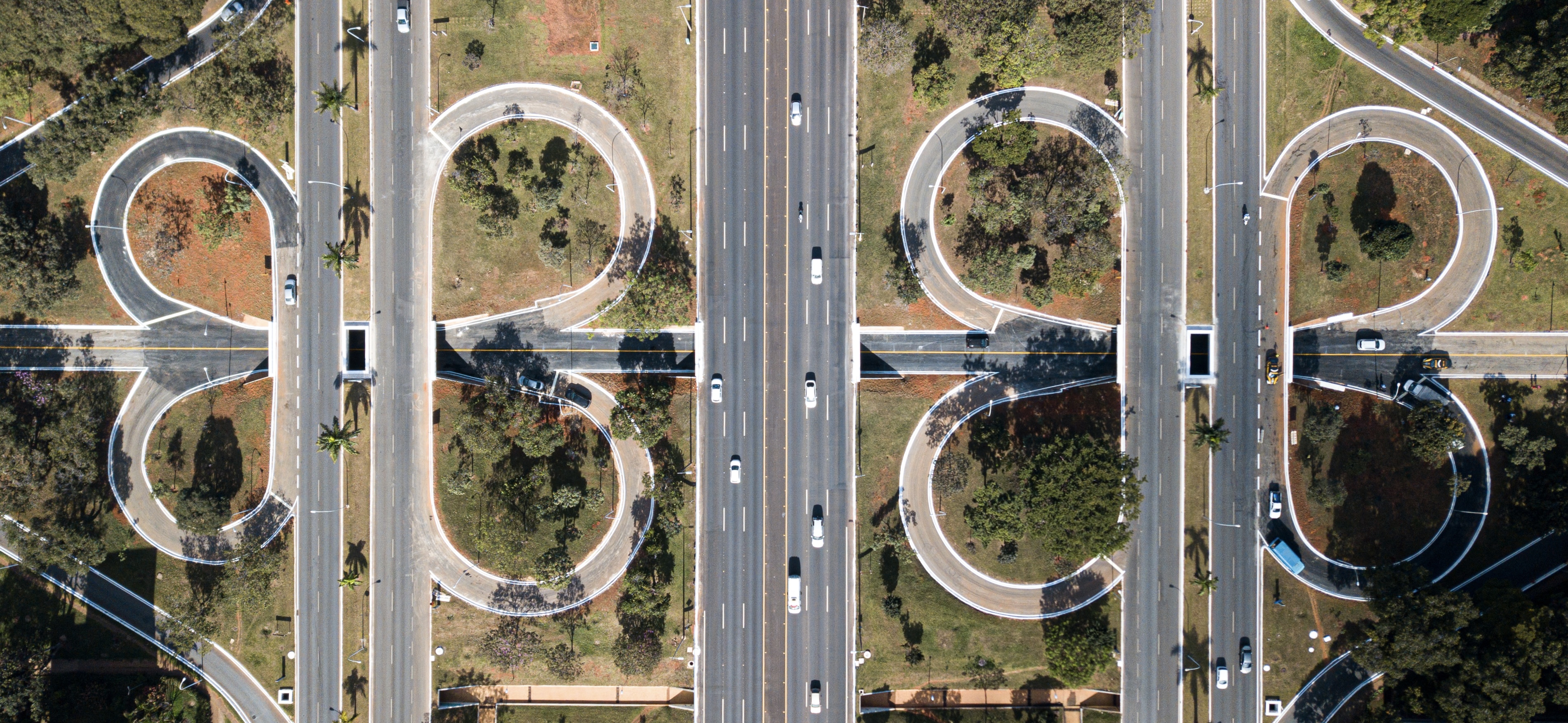 Aerial image of the tesourinhas (scissor intersections) along Brasília's Eix.